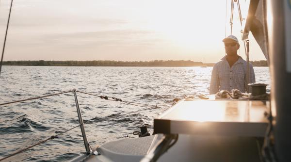 Escrocheria „ofițerul“. Româncă înşelată cu 20.000 de dolari de un presupus comandant de navă, cunoscut pe Internet