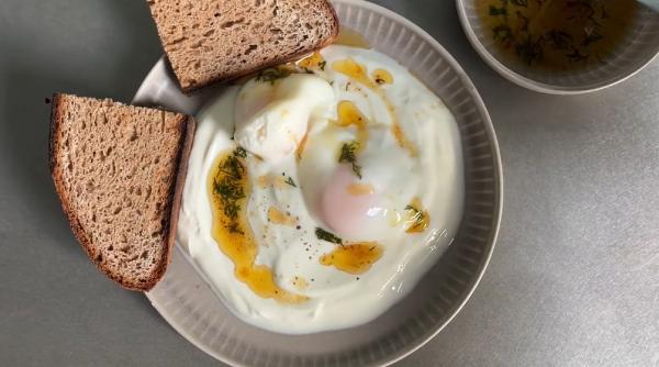 Ouă turcești cu iaurt. Un preparat demențial, plin de aromă. Nu ratați această rețetă ușoară și sănătoasă!