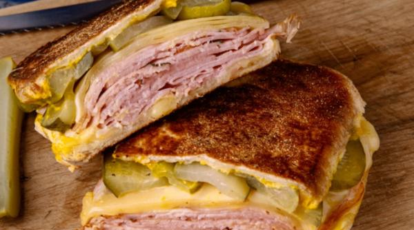 Un cunoscut bucătar dezvăluie secretul unui sandviș cubanez delicios, făcut doar cu resturile din frigider