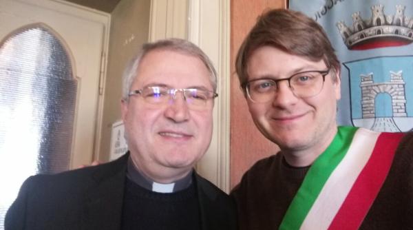 Un român, primul preot paroh străin din Dieceza de Cremona, primește cetățenia italiană: Povestea de viață a părintelui Anton Jicmon