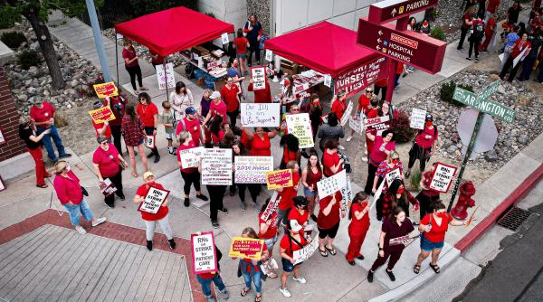 Asistentele aflate în grevă în Marea Britanie vor fi plătite cu 60% mai mult, după ce sindicatul a primit 250.000 de lire sterline în donații publice