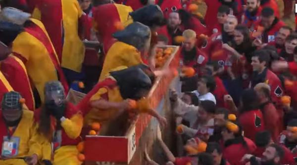 Românii din Italia, în mijlocul unui faimos festival, întrerupt trei ani de pandemie: La Ivrea au început faimoasele bătăi cu portocale. 