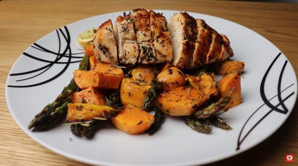 Rondele de cartofi dulci la cuptor și piept de pui. O rețetă atât de gustoasă și rapid de făcut!