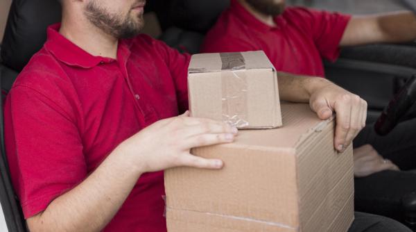 Germania. Cinci curieri români și-au „mărit salariul” cu 120.000 de euro din coletele pe care le livrau. Metoda prin care acționau