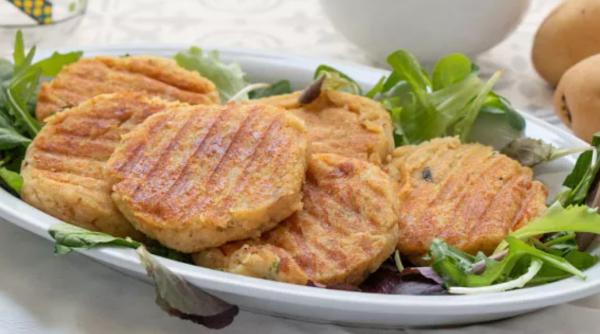 Burgeri din ton și cartofi fierți. O alternativă grozavă dacă nu ai chef de carne tocată