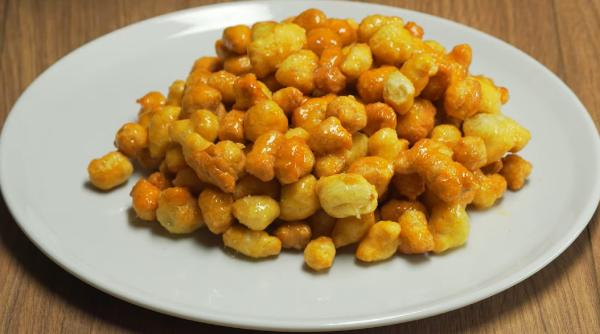 Chak-chak cu miere. Oaspeții tăi se vor „bate” de la ele. Un super desert! 