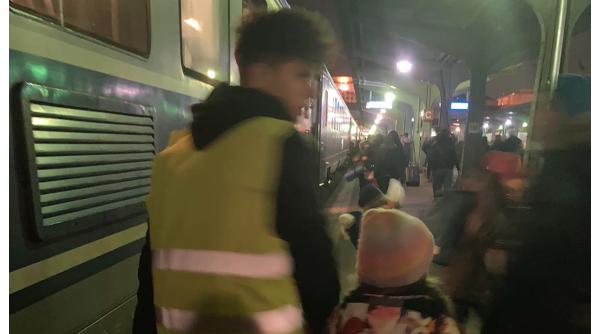 O ucraineancă îl caută pe un copil român care a ajutat-o în Gara de Nord: "Fata mă întreabă mereu de acest înger"