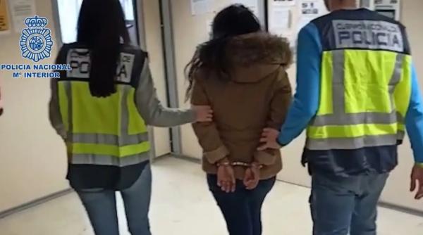 Spania. Femeie arestată, după ce și-a închis fetița de 4 ani în casă și a plecat noaptea la muncă. Micuța, găsită urlând de foame