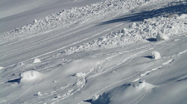 Avalanşă în Munţii Rodnei: Mai multe victime printre care și un decedat