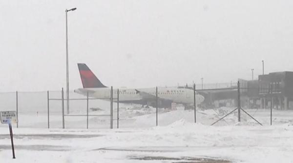 Furtună brutală: Mii de zboruri au fost anulate și sute de școli închise, în SUA