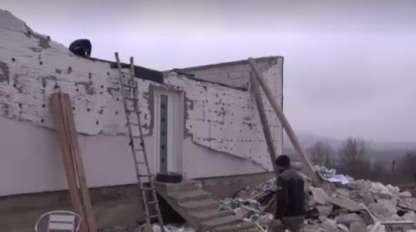 Necaz pentru o familie din Neamț: Casa pentru care au muncit 15 ani în Italia, distrusă în câteva minute de o vijelie puternică