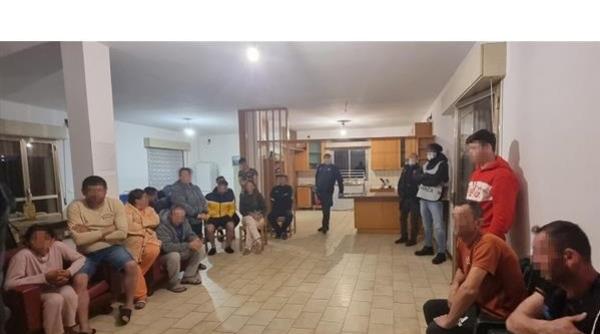 Zeci de muncitori români, exploatați la munci agricole în Italia de alți conaționali: Noaptea erau închiși în dormitoarele insalubre