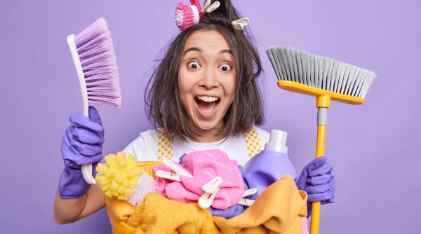 Amestecă sare și oțet și pune mătura câteva minute acolo. Un truc pentru care îți vei mulțumi 