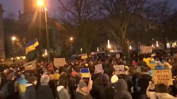 Mii de oameni la Berlin pentru negocieri de pace în Ucraina. Protest împotriva invaziei din Ucraina, la Bruxelles