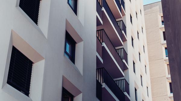 Ce se ascunde în apartamentele „sigure” şi „ieftine” în care tot mai mulţi români se mută: „Nici măcar nu ar trebui să fie locuite”