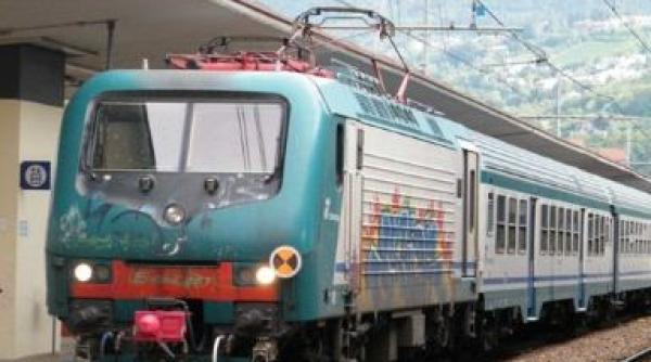 Scene demne de film într-o gară din Italia: Un român s-a întins pe șine, așteptând trecerea trenului. A fost salvat la limită de o femeie