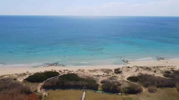 Destinație italiană puțin cunoscută, cunoscută sub numele de „Maldivele Europei”, pe care o puteți vizita pentru mai puțin de 35 de euro