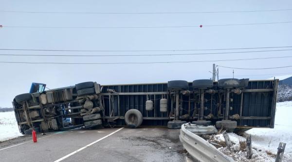 Pericol de explozie pe DN 2, în Suceava. Forțele MAI intervin de urgență după ce un tir s-a răsturnat