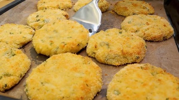 Burgeri din conopida și brânză, la cuptor. Încearcă chiar astăzi un preparat de senzație! Această rețetă te va cuceri