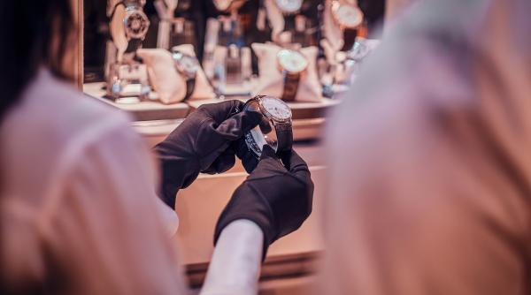 Cum au reușit trei români să își „cumpere” un ceas exclusivist, în Belgia: „Au fluturat un teanc de bancnote în fața bijutierului”