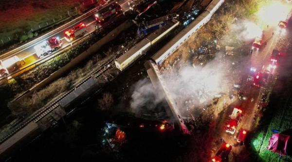 Două trenuri s-au ciocnit în Grecia: vagoanele sunt în flăcări, iar pasagerii blocați. Sunt cel puțin 32 de morți și 85 de răniți