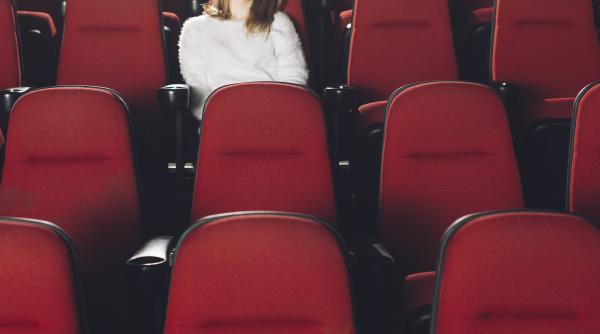 Fetiță româncă, vândută unui bătrân de 70 de ani, chiar de părinți, într-un cinematograf din Franța: „A plătit 90.000 euro”. Tatăl a fugit cu micuța și sunt căutați