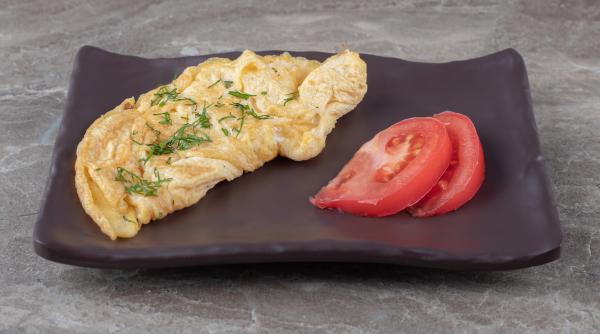 Omletă pufoasă „Polyanka”. Din două felii de pâine și două ouă faci un deliciu. Este gata în doar zece minute!