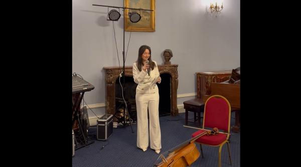 Catinca Maria Nistor, șefa Institutului Cultural Londra a cântat într-un spectacol alături de violoncelistul Andrei Cavassi. UPDATE