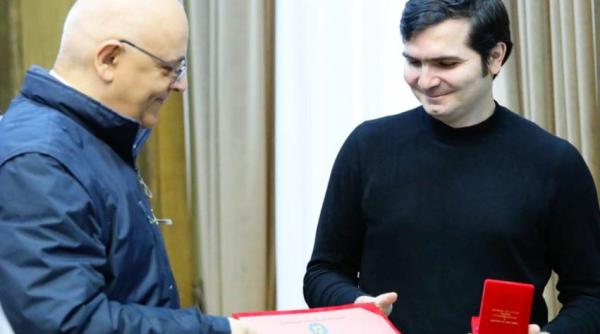 Bogdan Anicescu, interpretul de la conferințele Guvernului și ale MAI, a primit emblema de onoare a DSU