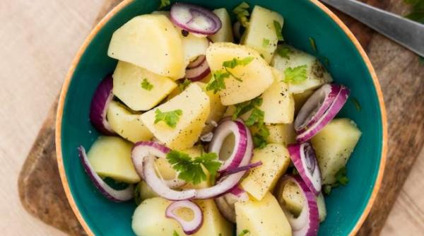 Salată de cartofi, cu un sos delicios. Este sățioasă și ușor de făcut