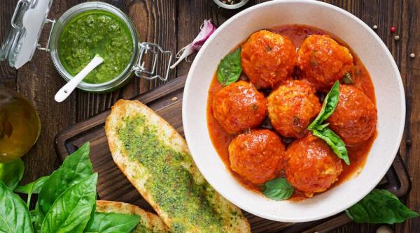 Chiftele moi și pufoase, preparate fără ouă. Iată cu ce le poți înlocui