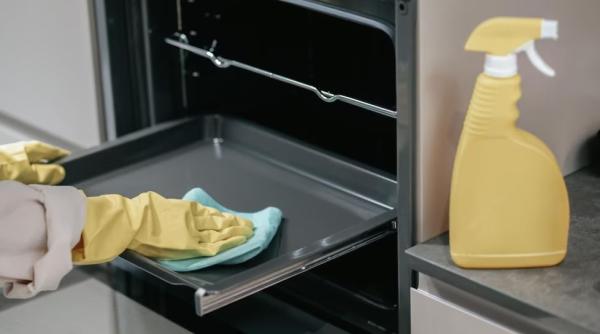 Cuptorul miroase urât și este murdar? Încearcă aceste 3 produse naturale, super eficiente