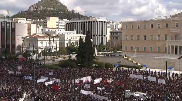 Mii de oameni au ieșit în stradă la Atena după catastrofa feroviară din Grecia. Ciocniri violente între manifestanți și polițiști - VIDEO