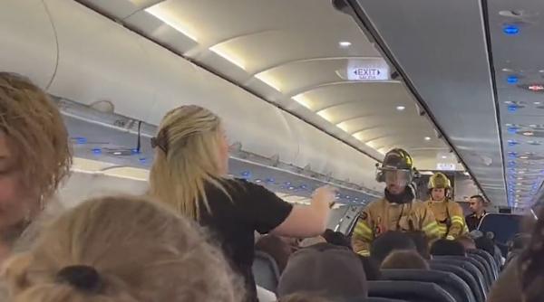 Momente de panică în avion. Bagajul unui pasager a luat foc, iar pilotul a aterizat de urgență