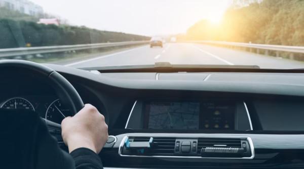 Șofer vitezoman, surprins de polițiști gonind pe autostradă cu 210 km/h. Bărbatul a rămas pieton pentru patru luni