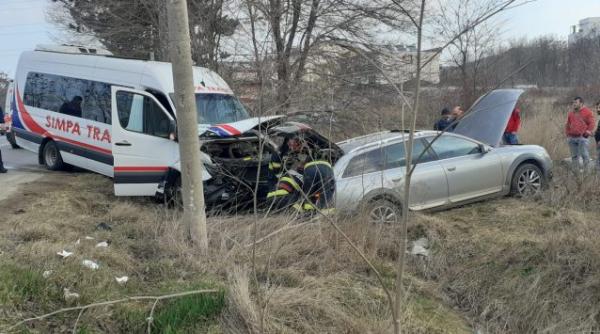 Accident grav între un microbuz şi un autoturism, la Eforie Nord; trei persoane au ajuns la spital