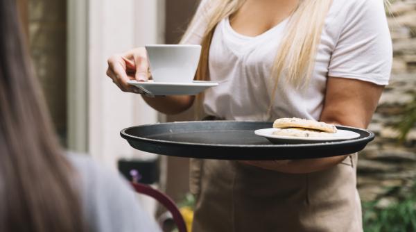 Românce, între care și o minoră, exploatate într-un pub din Spania. Obligate să poarte haine sexy, să se lase atinse de clienți 12 ore zilnic