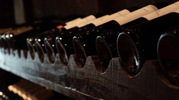 Spania. Românul care a furat sticle de vin în valoare de 1,6 milioane de euro, condamnat: „Un jaf minuțios planificat”