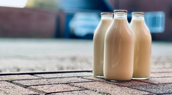 Un litru de lapte a ajuns să coste în România de două ori mai mult decât în Polonia. Este mai scump ca în Franţa