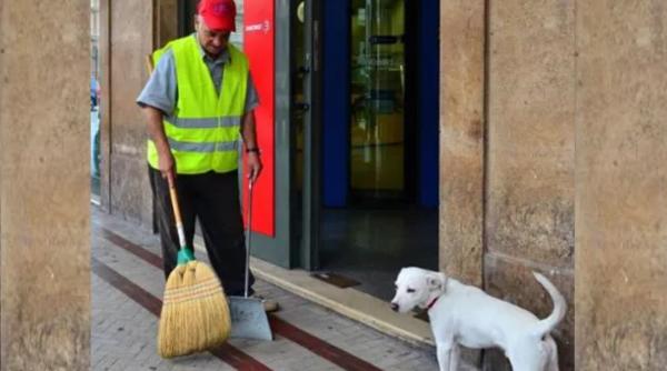 Cel mai iubit cerșetor din Italia s-a stins din viață. Oamenii au lăsat flori în locul în care stătea Angelo: „Un om bun, politicos și amabil”