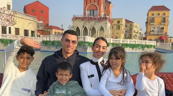 Fiicele lui Ronaldo sunt extrem de inteligente. Au învățat arabă deși sunt foarte micuțe