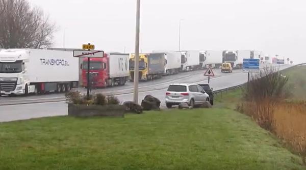 Șoferi români de TIR, blocați în Franța ore în șir de protestatarii furioși: „Ce fac ei va crește prețul produselor!”