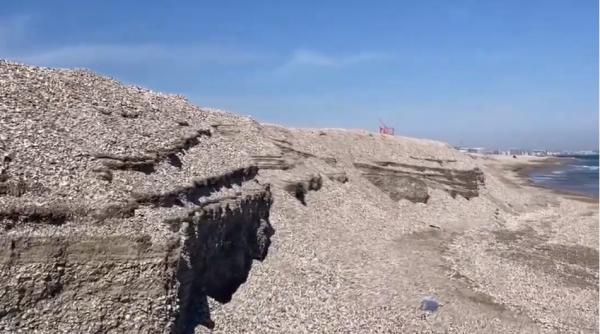 Dune uriașe de nisip s-au format pe plaja din Mamaia. Sunt diferențe de nivel și de aproape 2 metri - VIDEO