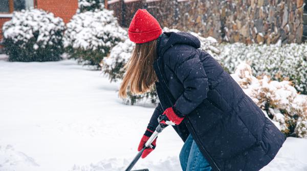 Regatul Unit, paralizat de viscol și ninsori, la început de primăvară: Zboruri suspendate, șoferi blocați, oameni înzăpeziţi 