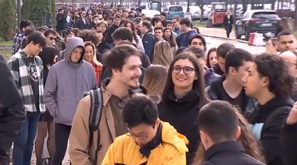 Mii de români, la coadă să se angajeze pe salarii care ajung şi la 10.000 de lei: Peste 3.000 de persoane au participat la un târg de joburi