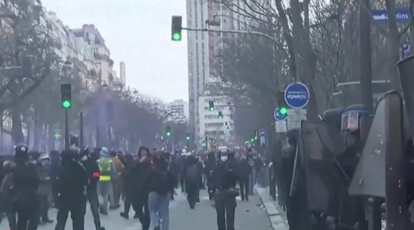 Reforma pensiilor, care a scos milioane de oameni la proteste în stradă, adoptată de Senatul Franței