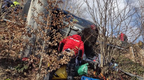 O familie de români s-a răsturnat cu mașina într-o râpă: În autoturism erau soţul, soţia și fiica lor de 9 ani