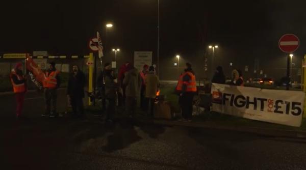 Angajații Amazon din Marea Britanie, în grevă. O româncă se plânge de condițiile grele de lucru: „Suntem oameni, nu roboți!“ 