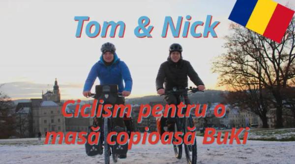 Doi studenți nemți pedalează pentru copiii români cu părinții plecați la muncă în Germania: „Unii dintre ei au urme de mușcături de șobolan pe față"