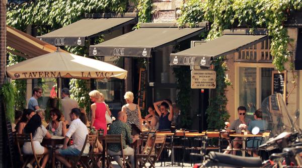 Un român a făcut praf magazinele din centrul vechi al unui oraș din Italia. A spart toate vitrinele cu ciocanul 